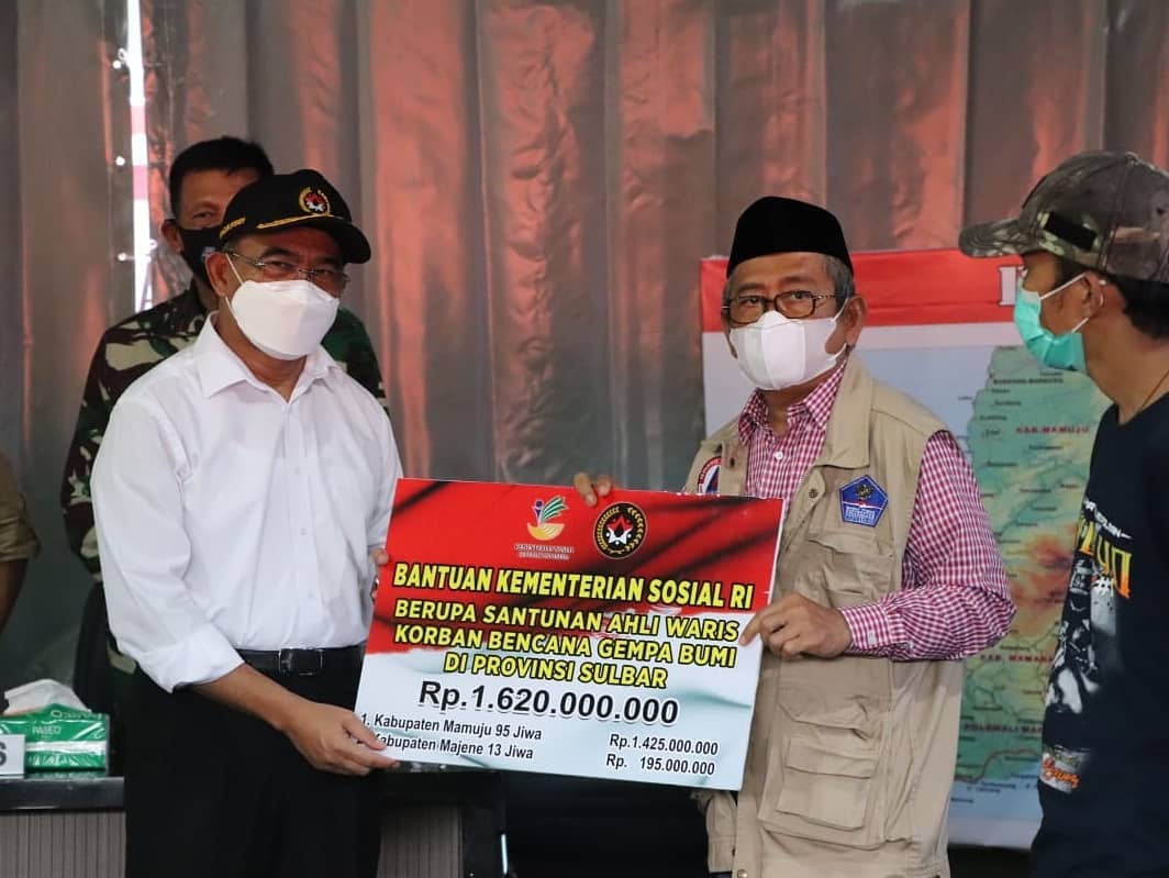 Menko PMK Serahkan Santunan Rp1,6 Miliar kepada Ahli Waris Korban Gempa Sulbar